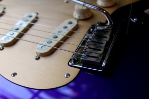 FENDER "Limited FSR American Ultra Stratocaster in Plum Metallic" 3, 65 KG