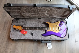 FENDER "Limited FSR American Ultra Stratocaster in Plum Metallic" 3, 65 KG