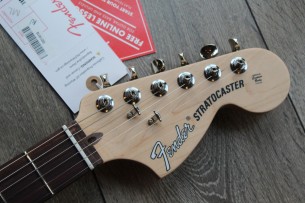 FENDER "American Performer Stratocaster HSS, Rosewood Fingerboard, Aubergine" GIGBAG, 3, 34 KG
