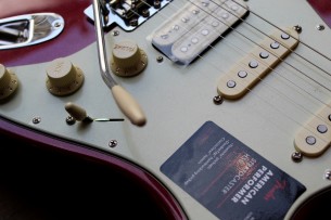 FENDER "American Performer Stratocaster HSS, Rosewood Fingerboard, Aubergine" GIGBAG, 3, 34 KG