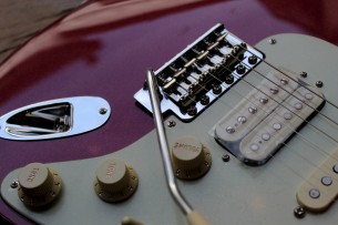 FENDER "American Performer Stratocaster HSS, Rosewood Fingerboard, Aubergine" GIGBAG, 3, 34 KG