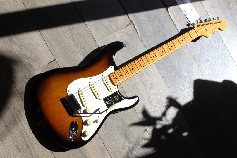 FENDER "American Vintage II 1957, Two Tone Sunburst" HARDCASE, 3, 77 KG