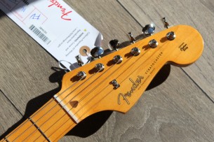 FENDER "American Vintage II 1957, Two Tone Sunburst" HARDCASE, 3, 77 KG