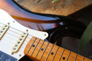 FENDER "American Vintage II 1957, Two Tone Sunburst" HARDCASE, 3, 77 KG