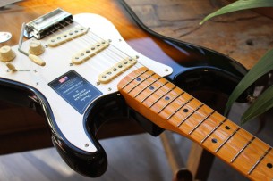 FENDER "American Vintage II 1957, Two Tone Sunburst" HARDCASE, 3, 77 KG