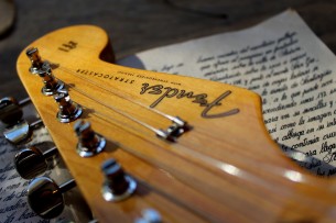 FENDER "American Vintage II 1957, Two Tone Sunburst" HARDCASE, 3, 77 KG