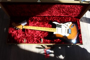 FENDER "American Vintage II 1957, Two Tone Sunburst" HARDCASE, 3, 77 KG