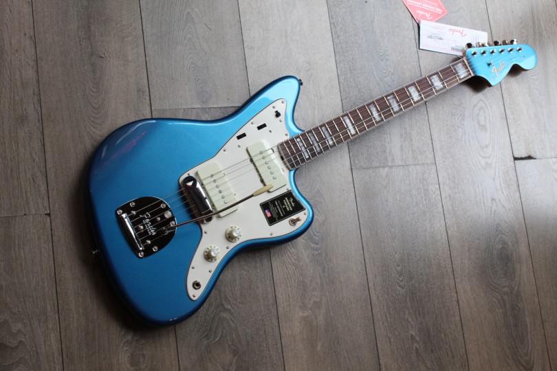 FENDER "American Vintage II 1966 Jazzmaster, Rosewood Fingerboard, Lake Placid Blue" HARDCASE
