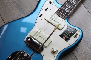 FENDER "American Vintage II 1966 Jazzmaster, Rosewood Fingerboard, Lake Placid Blue" HARDCASE