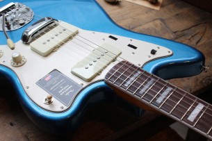 FENDER "American Vintage II 1966 Jazzmaster, Rosewood Fingerboard, Lake Placid Blue" HARDCASE