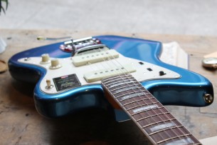 FENDER "American Vintage II 1966 Jazzmaster, Rosewood Fingerboard, Lake Placid Blue" HARDCASE
