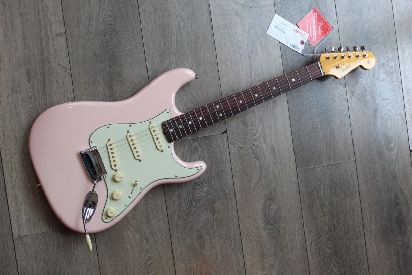 FENDER "American Original '60s Stratocaster with Rosewood Fretboard, Shell Pink" HARDCASE, 3, 83 KG