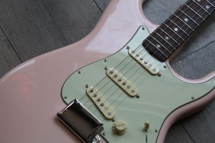 FENDER "American Original '60s Stratocaster with Rosewood Fretboard, Shell Pink" HARDCASE, 3, 83 KG