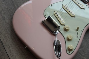 FENDER "American Original '60s Stratocaster with Rosewood Fretboard, Shell Pink" HARDCASE, 3, 83 KG