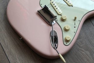 FENDER "American Original '60s Stratocaster with Rosewood Fretboard, Shell Pink" HARDCASE, 3, 83 KG