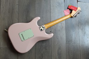 FENDER "American Original '60s Stratocaster with Rosewood Fretboard, Shell Pink" HARDCASE, 3, 83 KG