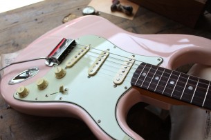 FENDER "American Original '60s Stratocaster with Rosewood Fretboard, Shell Pink" HARDCASE, 3, 83 KG