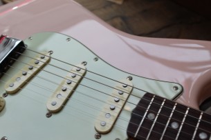 FENDER "American Original '60s Stratocaster with Rosewood Fretboard, Shell Pink" HARDCASE, 3, 83 KG