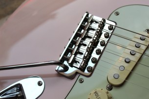 FENDER "American Original '60s Stratocaster with Rosewood Fretboard, Shell Pink" HARDCASE, 3, 83 KG