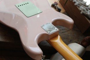 FENDER "American Original '60s Stratocaster with Rosewood Fretboard, Shell Pink" HARDCASE, 3, 83 KG