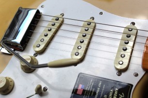 FENDER "American Vintage II 1957 Stratocaster,Vintage Blonde" HARDCASE, 3, 62 KG