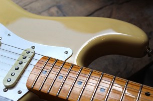 FENDER "American Vintage II 1957 Stratocaster,Vintage Blonde" HARDCASE, 3, 62 KG