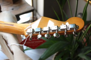 FENDER "American Vintage II 1957 Stratocaster,Vintage Blonde" HARDCASE, 3, 62 KG