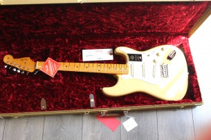 FENDER "American Vintage II 1957 Stratocaster,Vintage Blonde" HARDCASE, 3, 62 KG