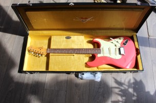 FENDER "Custom Shop '64 Stratocaster Journeyman Relic - Faded Aged Fiesta Red" HARDCASE, 3, 64 KG