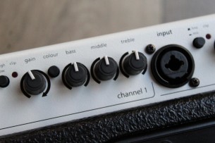 AER "Compact 60 4 with her Gigbag"