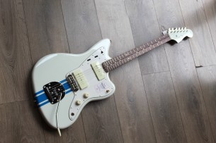 FENDER "Japan Traditional 60s Jazzmaster Olympic White with Blue Competition Stripe" GIGBAG, 3, 48 KG