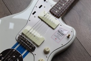 FENDER "Japan Traditional 60s Jazzmaster Olympic White with Blue Competition Stripe" GIGBAG, 3, 48 KG