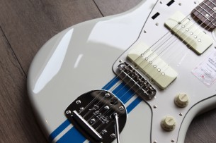 FENDER "Japan Traditional 60s Jazzmaster Olympic White with Blue Competition Stripe" GIGBAG, 3, 48 KG