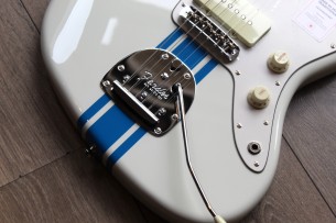 FENDER "Japan Traditional 60s Jazzmaster Olympic White with Blue Competition Stripe" GIGBAG, 3, 48 KG