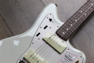 FENDER "Japan Traditional 60s Jazzmaster Olympic White with Blue Competition Stripe" GIGBAG, 3, 48 KG