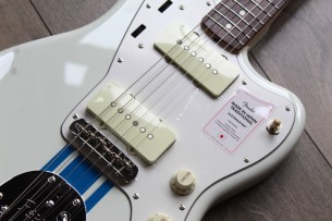FENDER "Japan Traditional 60s Jazzmaster Olympic White with Blue Competition Stripe" GIGBAG, 3, 48 KG