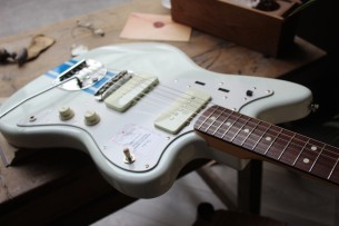 FENDER "Japan Traditional 60s Jazzmaster Olympic White with Blue Competition Stripe" GIGBAG, 3, 48 KG