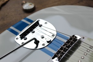 FENDER "Japan Traditional 60s Jazzmaster Olympic White with Blue Competition Stripe" GIGBAG, 3, 48 KG