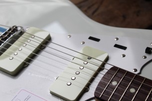 FENDER "Japan Traditional 60s Jazzmaster Olympic White with Blue Competition Stripe" GIGBAG, 3, 48 KG