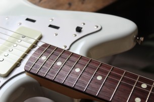 FENDER "Japan Traditional 60s Jazzmaster Olympic White with Blue Competition Stripe" GIGBAG, 3, 48 KG