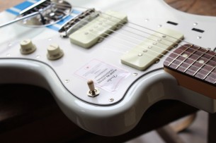 FENDER "Japan Traditional 60s Jazzmaster Olympic White with Blue Competition Stripe" GIGBAG, 3, 48 KG