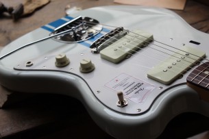 FENDER "Japan Traditional 60s Jazzmaster Olympic White with Blue Competition Stripe" GIGBAG, 3, 48 KG