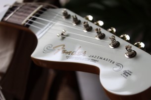 FENDER "Japan Traditional 60s Jazzmaster Olympic White with Blue Competition Stripe" GIGBAG, 3, 48 KG