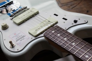 FENDER "Japan Traditional 60s Jazzmaster Olympic White with Blue Competition Stripe" GIGBAG, 3, 48 KG