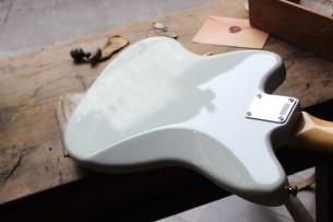 FENDER "Japan Traditional 60s Jazzmaster Olympic White with Blue Competition Stripe" GIGBAG, 3, 48 KG