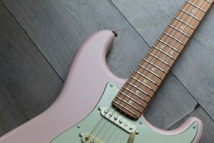FENDER "Made in Japan Hybrid II Stratocaster® Limited Run, Roasted, Shell Pink" GIGBAG, 3 , 00 KG