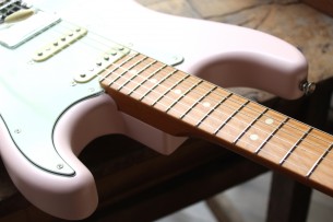 FENDER "Made in Japan Hybrid II Stratocaster® Limited Run, Roasted, Shell Pink" GIGBAG, 3 , 00 KG