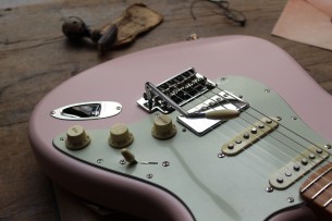 FENDER "Made in Japan Hybrid II Stratocaster® Limited Run, Roasted, Shell Pink" GIGBAG, 3 , 00 KG