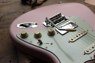 FENDER "Made in Japan Hybrid II Stratocaster® Limited Run, Roasted, Shell Pink" GIGBAG, 3 , 00 KG