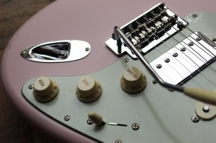 FENDER "Made in Japan Hybrid II Stratocaster® Limited Run, Roasted, Shell Pink" GIGBAG, 3 , 00 KG